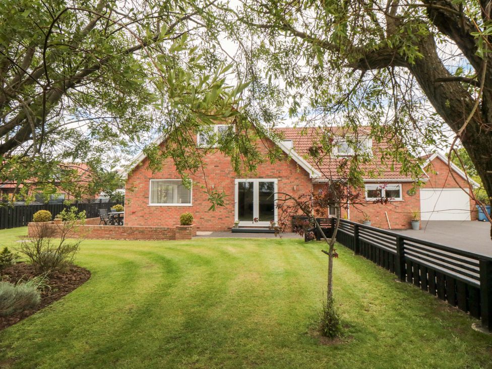 A house with a garden and garage at Wyvill House in Cayton