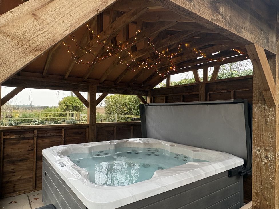 A hot tub in a wooden structure at High House in Southrepps