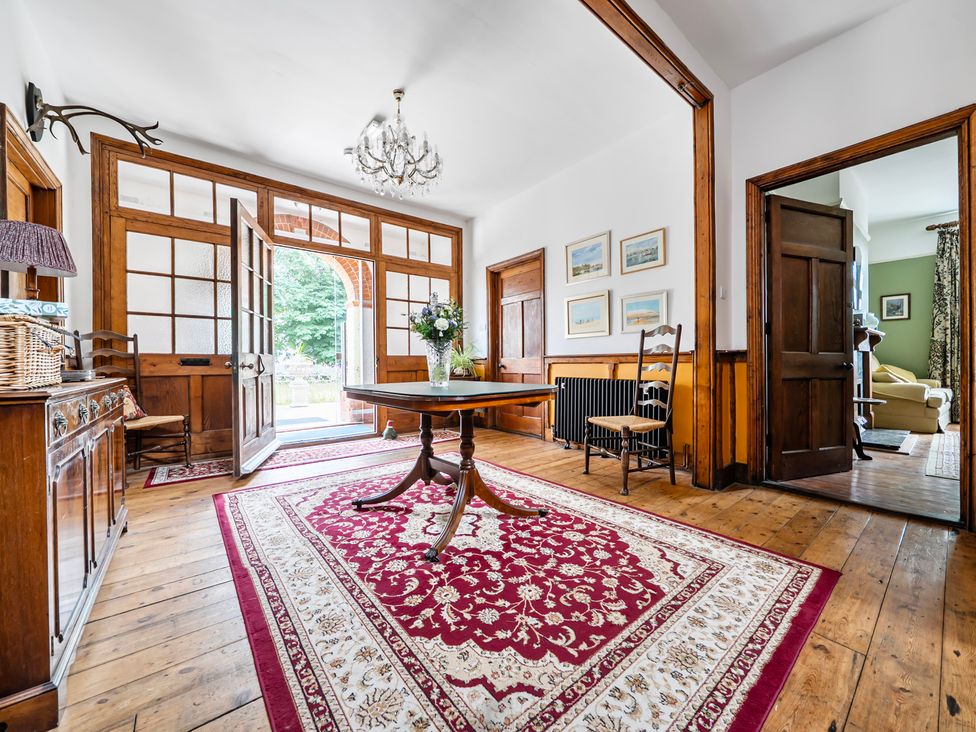 A hallway with a table and chairs at High House in Southrepps