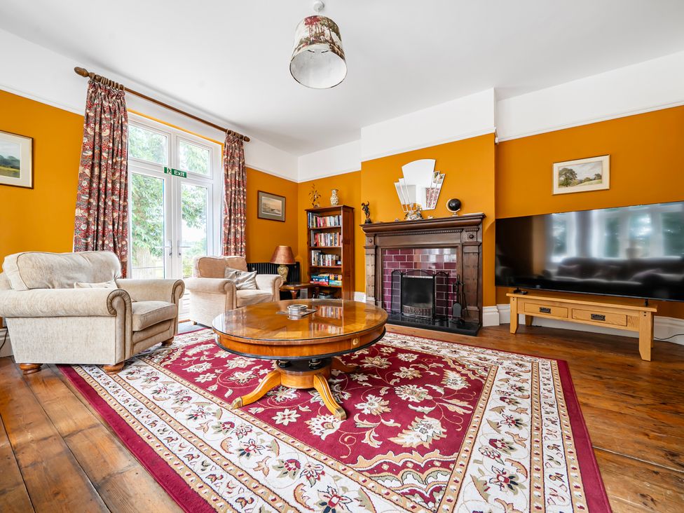 A living room with a sofa and coffee table at High House in Southrepps