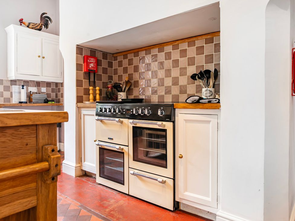 A kitchen with an oven and stove at High House in Southrepps