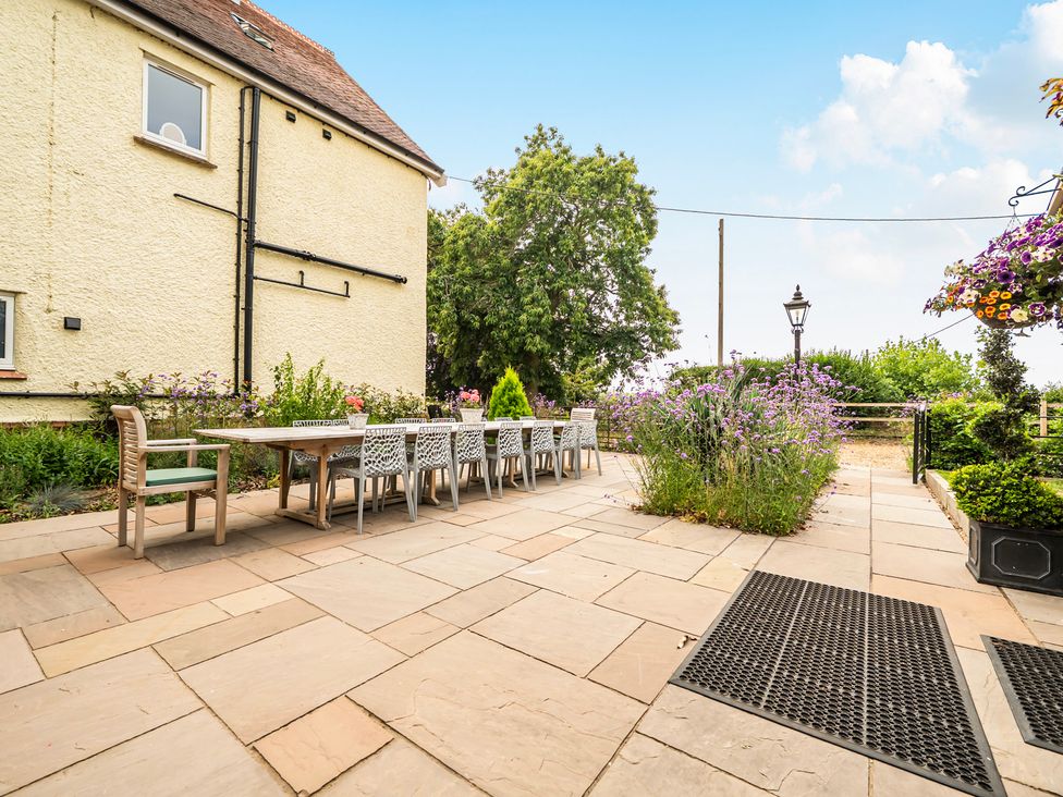 A garden with a dining table and chairs at High House in Southrepps