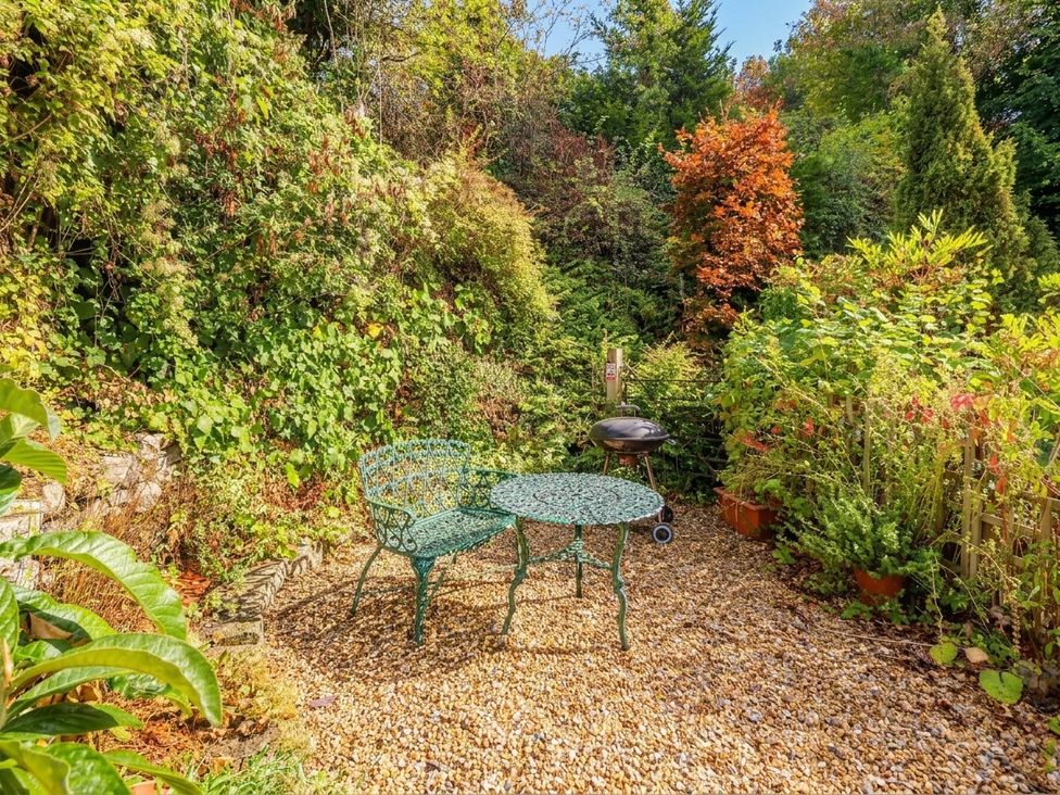 A garden with a table and chairs at Alwyn Cottage in Froncysyllte