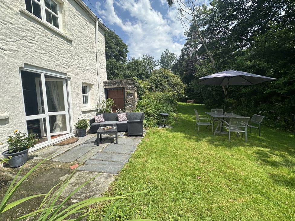 A garden with a sofa and table near Parke Cottage Henllan Amgoed near Whitland