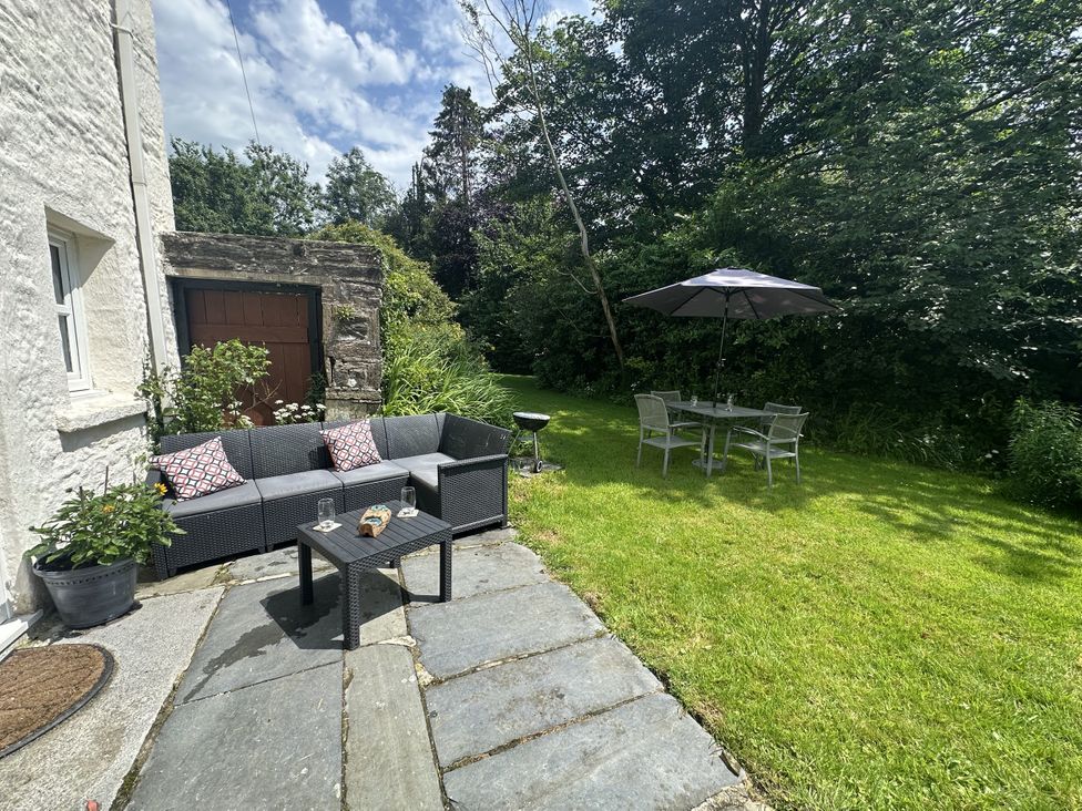 A garden with a seating area and table at Parke Cottage, Henllan Amgoed near Whitland