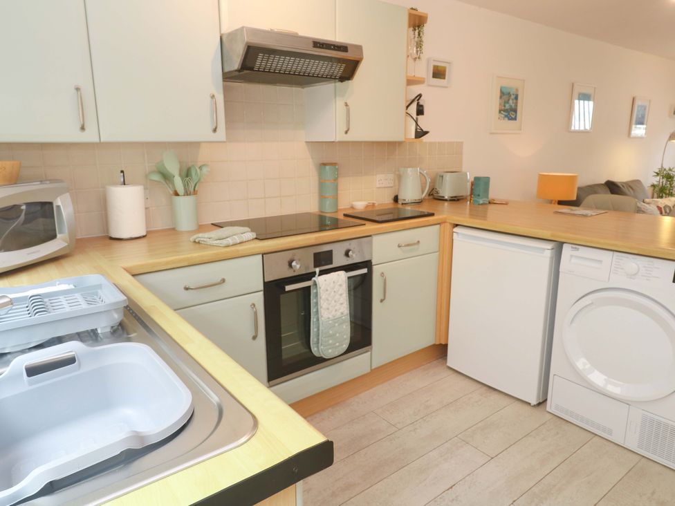 A kitchen with appliances and fixtures at Driftwood in Marazion