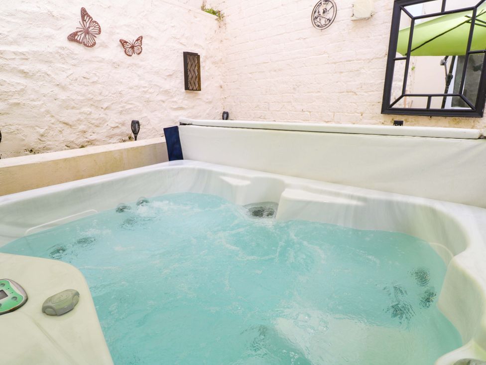 A hot tub in an outdoor area at Driftwood in Marazion