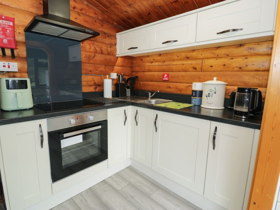 A kitchen with an oven and kitchen sink at Babbling Brook in Bron Aber near Blaenau Ffestiniog