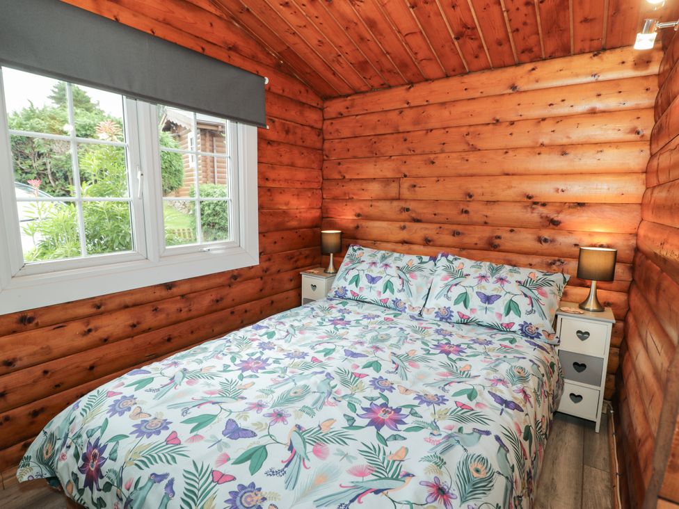 A bedroom with a bed and two lamps at Babbling Brook in Bron Aber near Blaenau Ffestiniog
