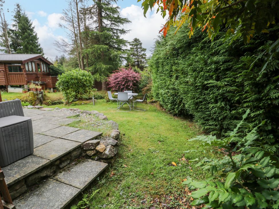 A garden with a table and chairs at Babbling Brook near Blaenau Ffestiniog