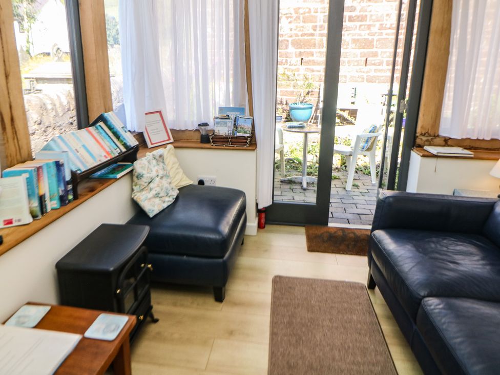 A snug area with a sofa and books on a shelf at The Netty in Flash