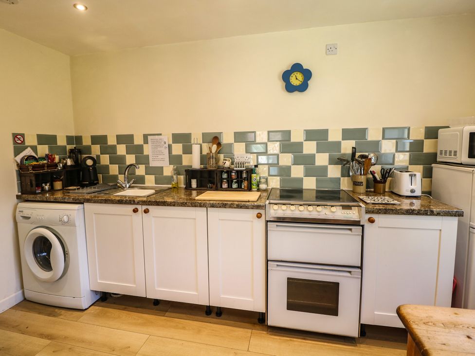 A kitchen with appliances and utensils at The Netty in Flash