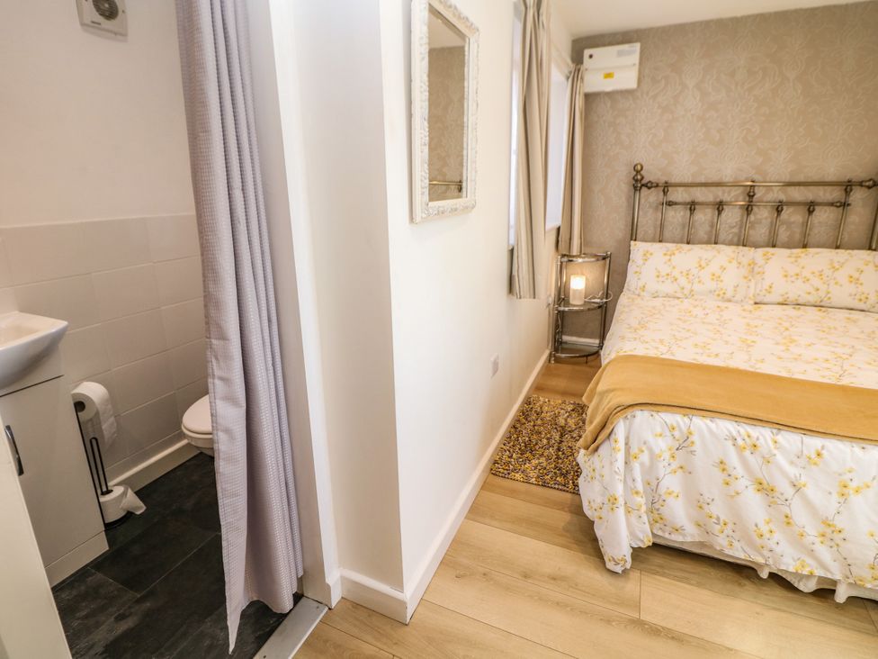 A bedroom with a bed and attached bathroom at The Netty in Flash