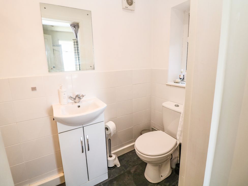 A bathroom with a sink and toilet at The Netty in Flash