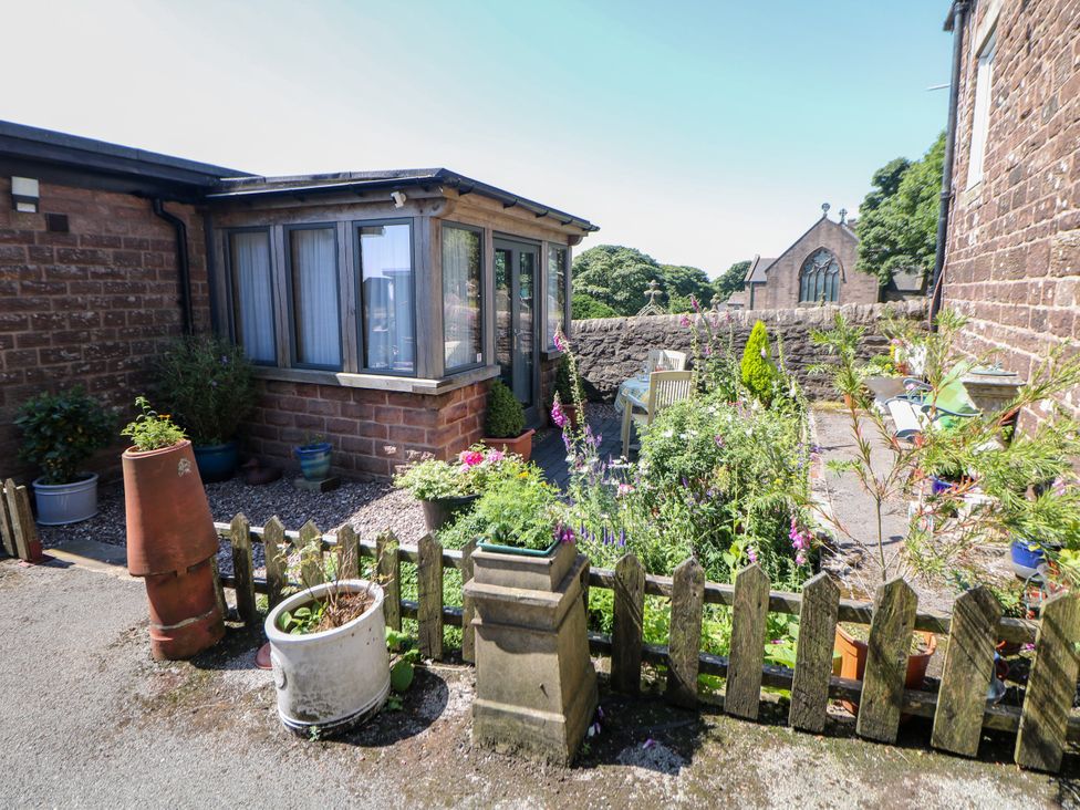 A garden with potted plants and a house at The Netty in Flash