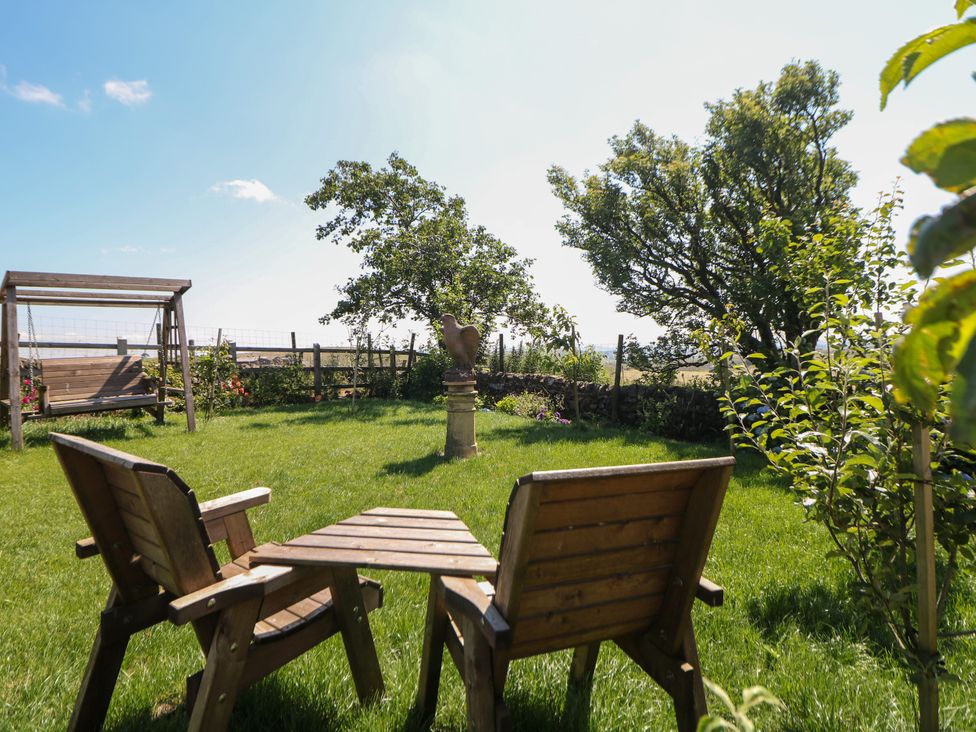A garden with chairs and a table at The Netty in Flash