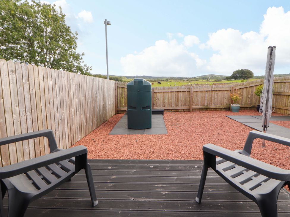 A garden with gravel surface and chairs at The Paddock in Kirkcowan