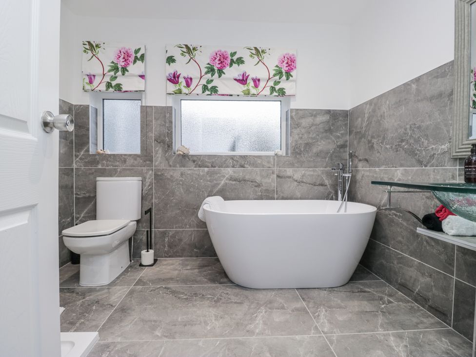 A bathroom with toilet and bathtub at Hazelodge in Coniston