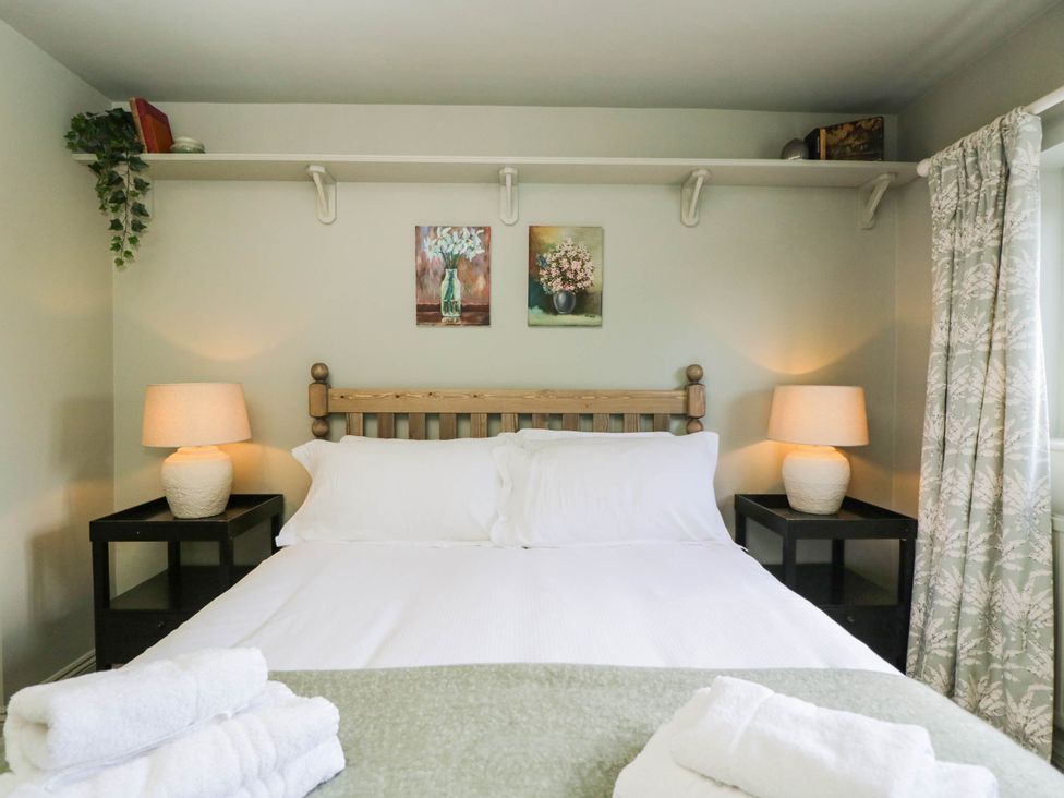 A bedroom with a bed and lamps at Mallards in Bourton-On-The-Water