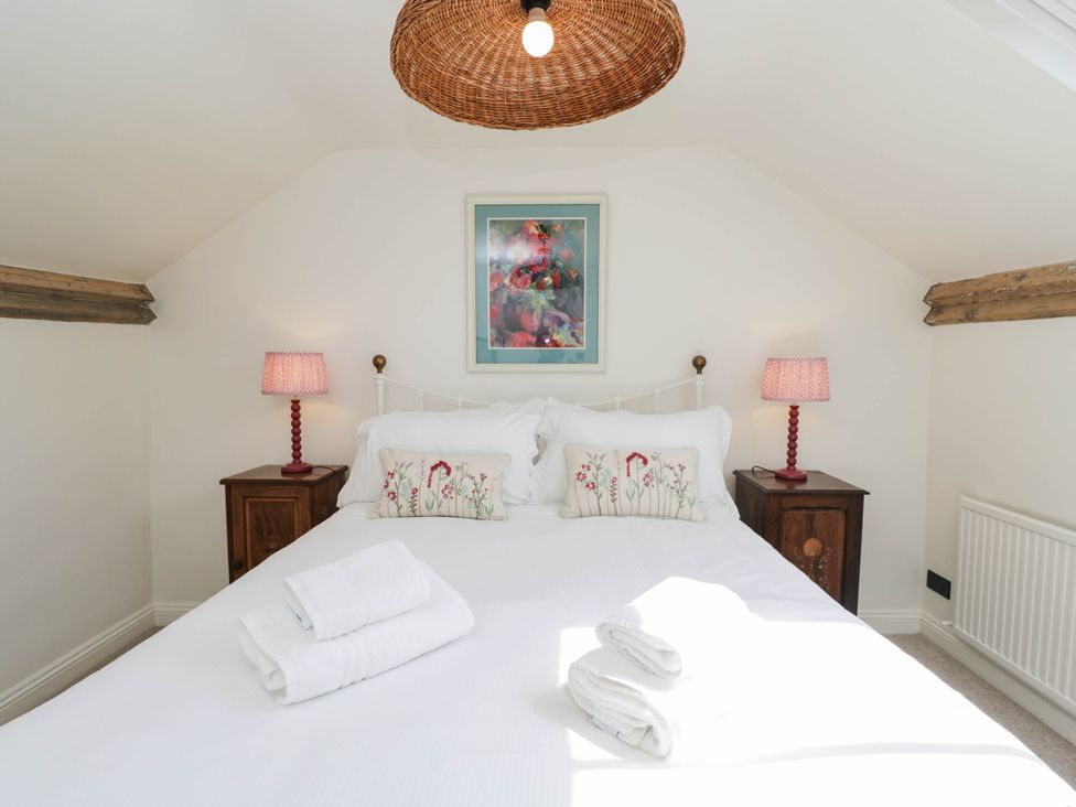 A bedroom with a double bed and lamps at Mallards in Bourton-On-The-Water
