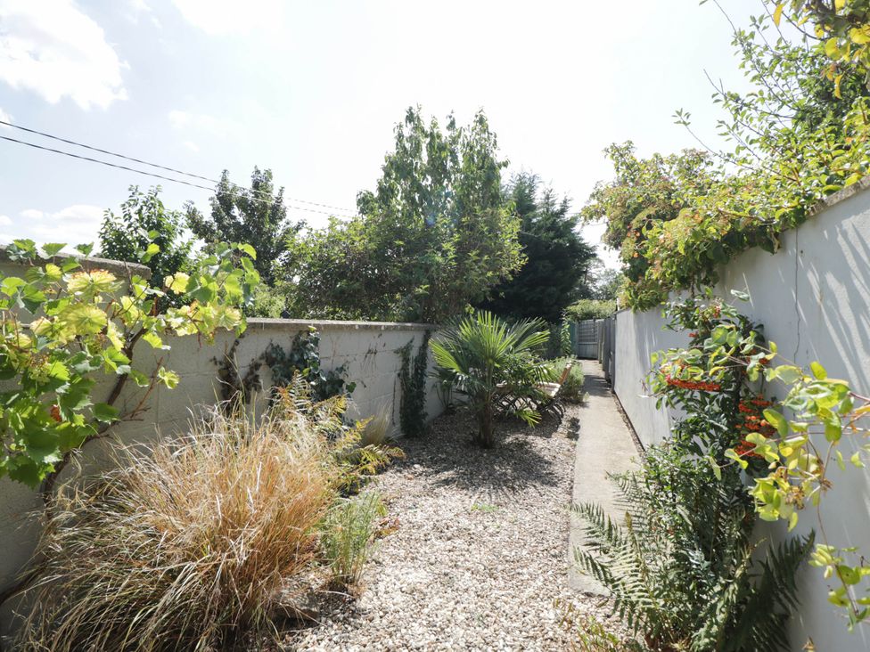 A garden with plants and gravel path at Mallards in Bourton-On-The-Water