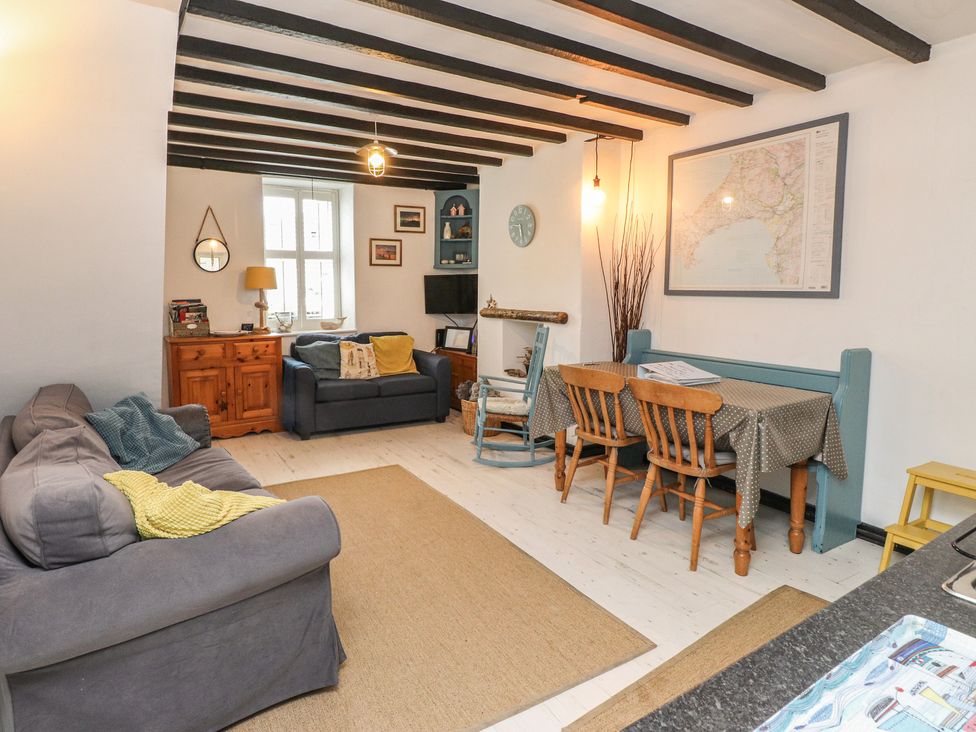 A living room with a dining table and chairs at Menuchah in Criccieth