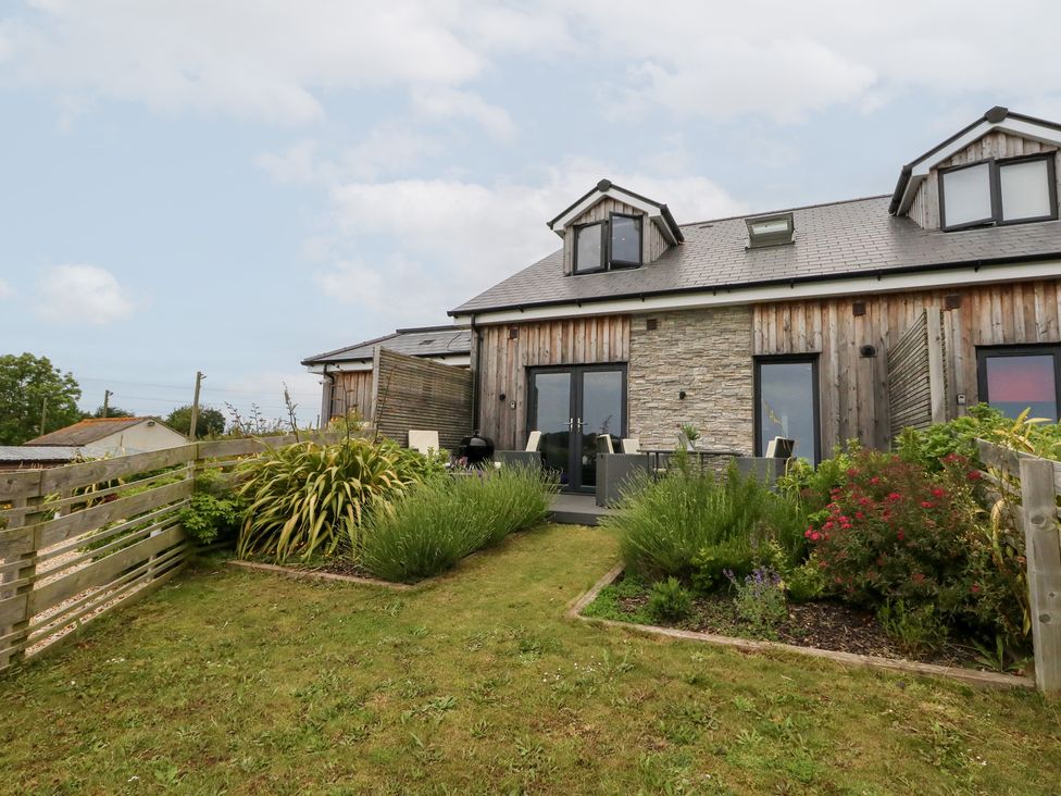 A house with a garden in front at Durbyfield Nottington near Weymouth