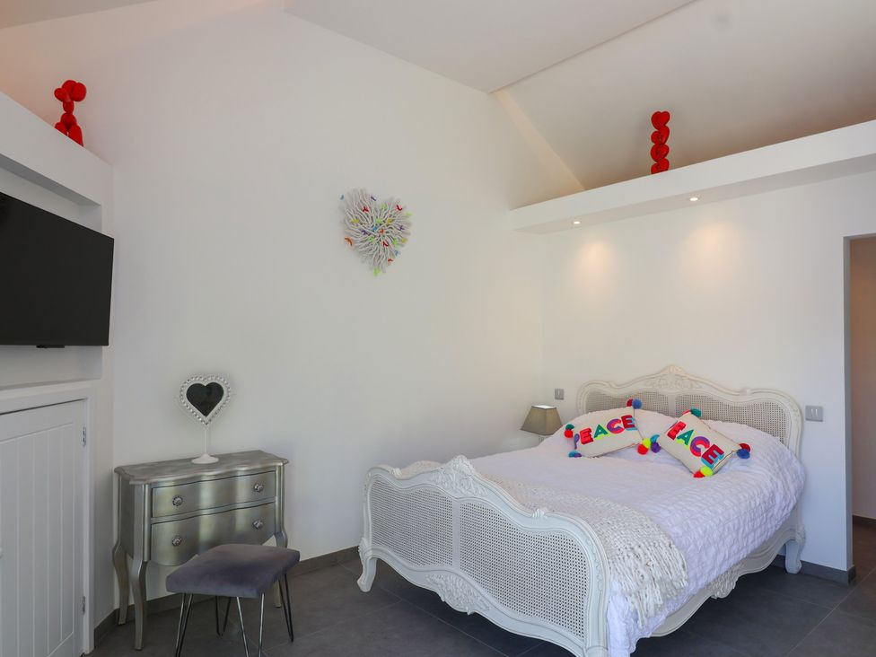 A bedroom with a bed and nightstand at Ninky Nonk in Bristol