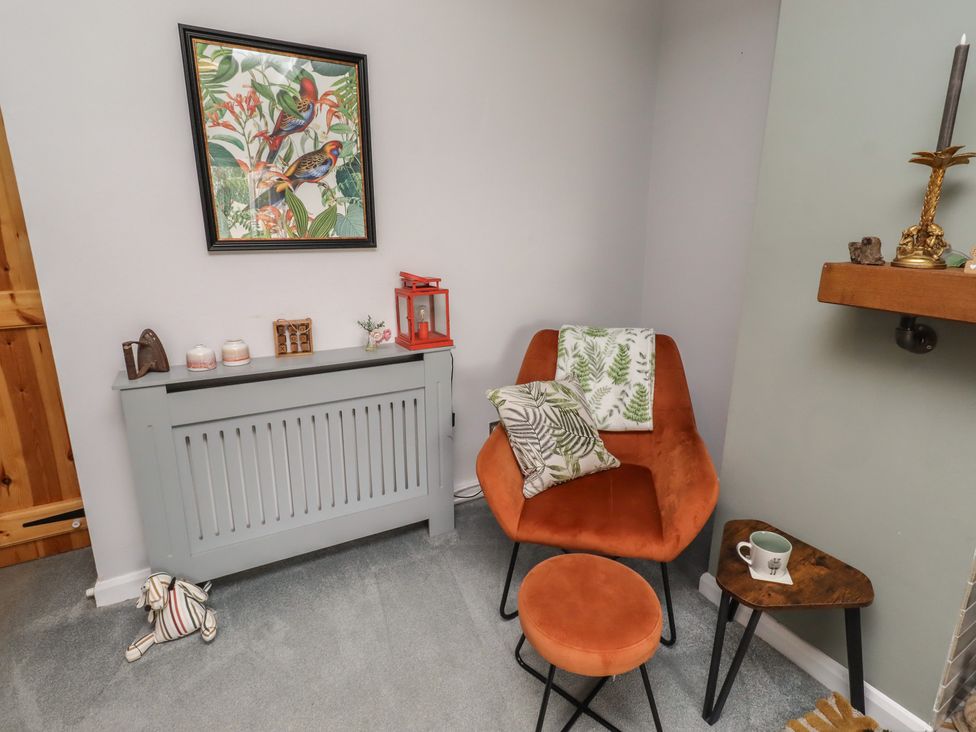 A snug with a chair and table at Country Retreat in Ponteland