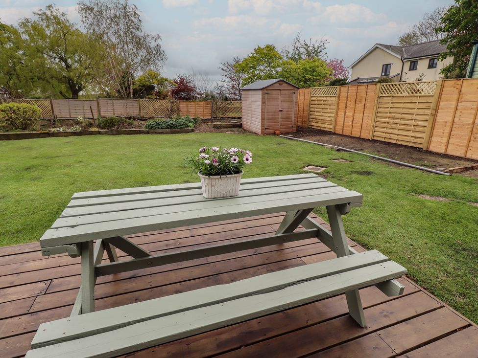 A garden with a table and flower pot at Country Retreat in Ponteland