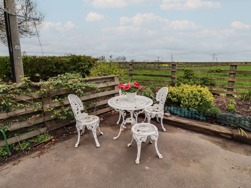 A garden with a table and chairs at Country Retreat in Ponteland