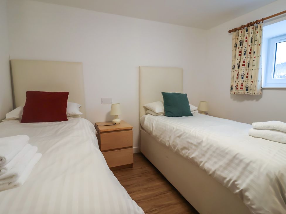 A bedroom with two single beds at Greystones Flat in Lyme Regis