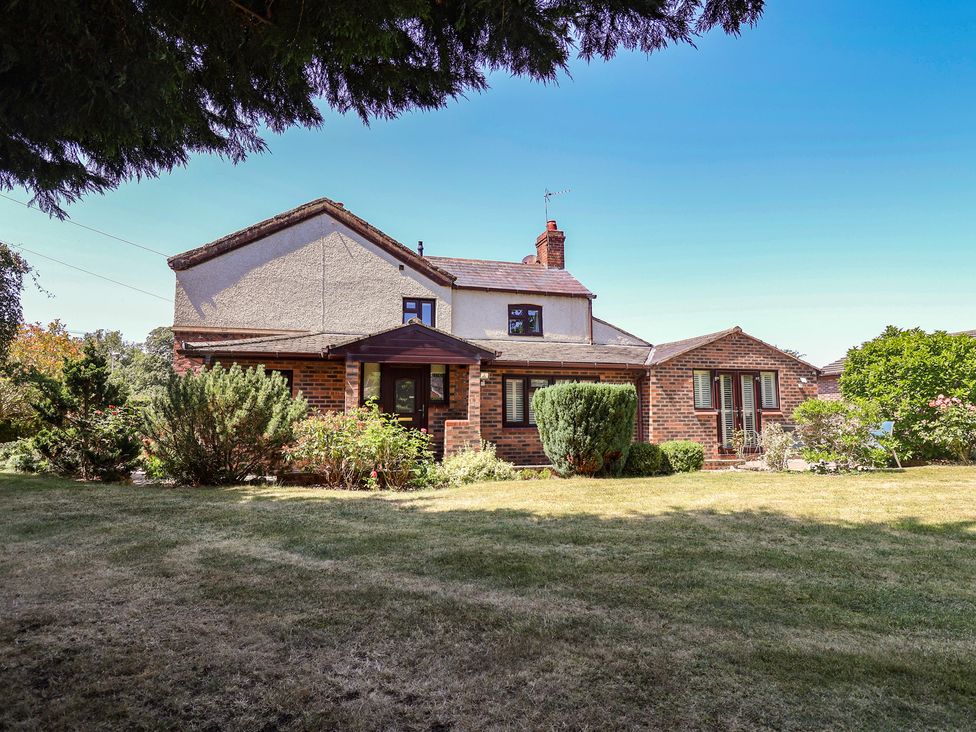 A house with a garden at 4 Green Farm Cottage in Saughall