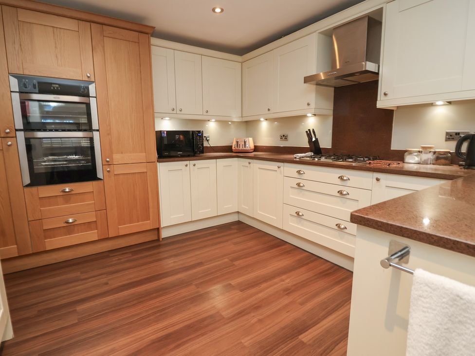 A kitchen with appliances and countertops at 4 Green Farm Cottage in Saughall