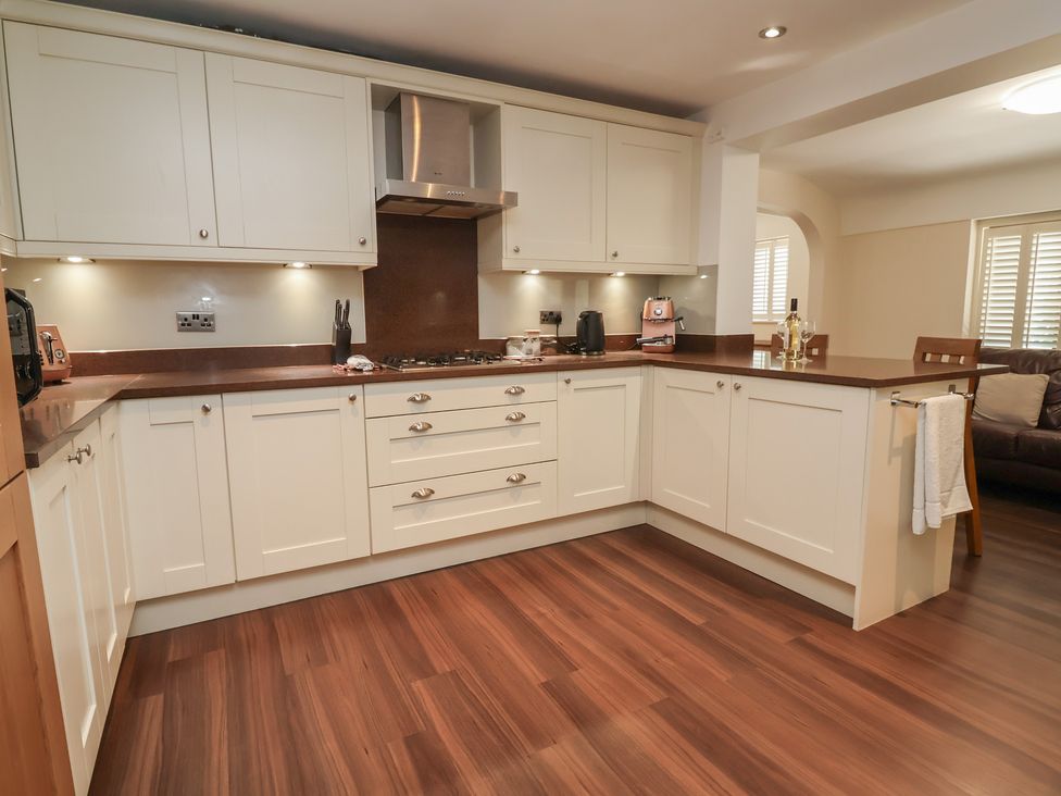 A kitchen with cabinets and appliances at 4 Green Farm Cottage in Saughall