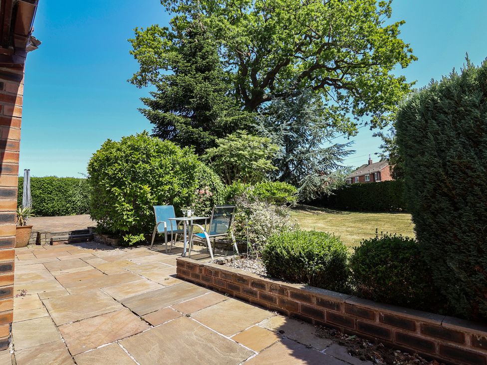 A garden with patio furniture at 4 Green Farm Cottage Saughall