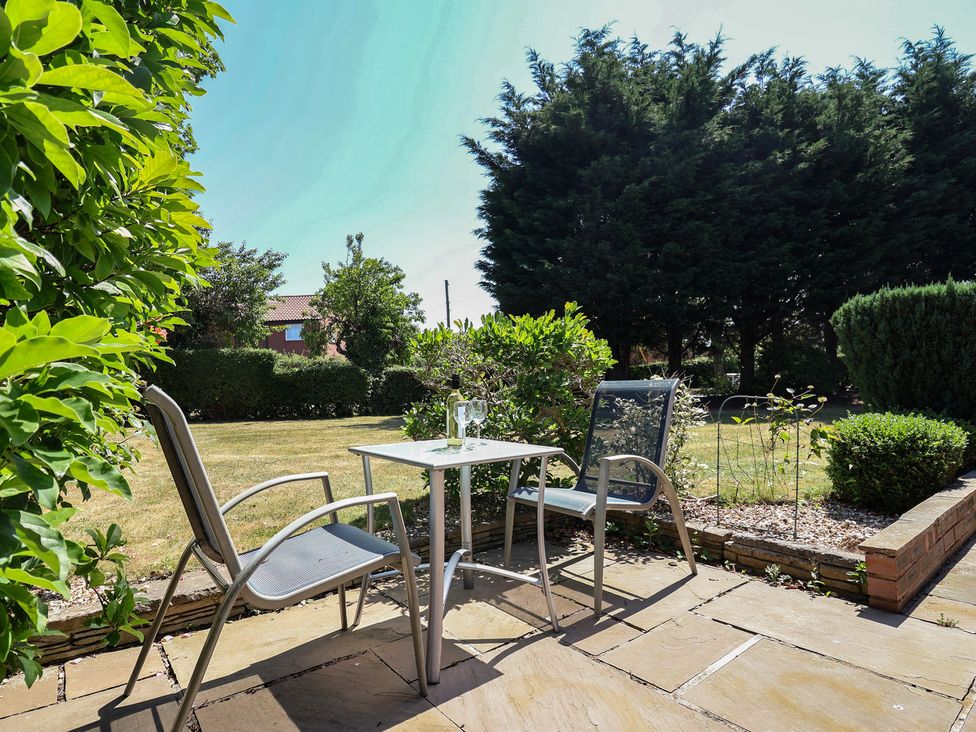 A garden with table and chairs at 4 Green Farm Cottage in Saughall