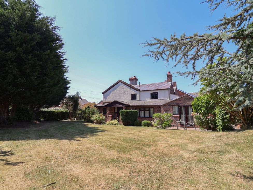 A house with a garden and trees at 4 Green Farm Cottage Saughall