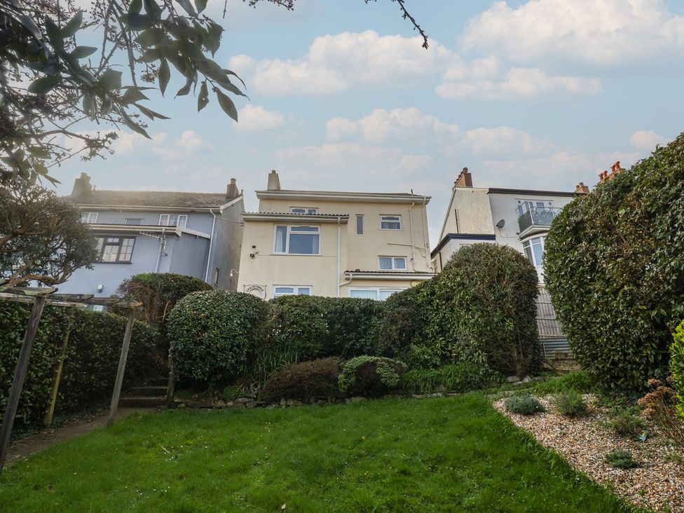A garden with houses and hedges at Greystones Lyme Regis