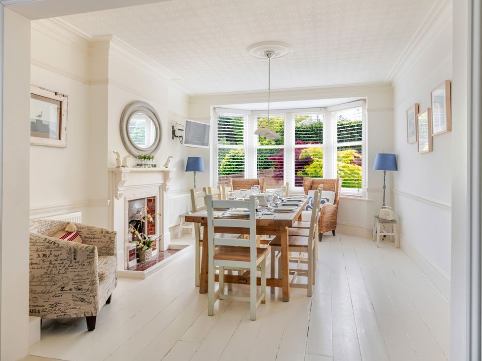 A dining room with a table and chairs at 2 Hadleigh Villas in Lyme Regis