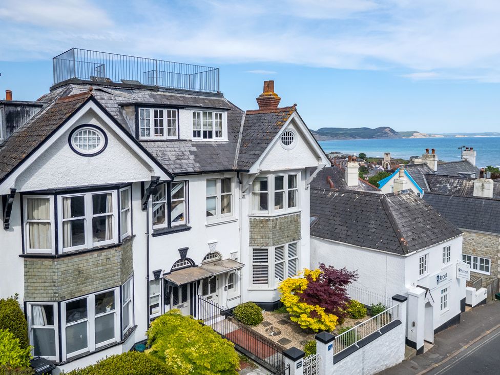 A house with a garden and balcony at 2 Hadleigh Villas Lyme Regis