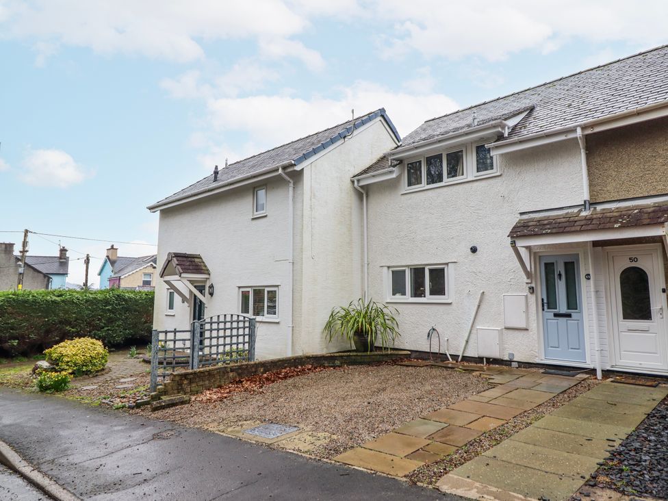 A house with a pathway and garden space at Green Cottage in Borth-Y-Gest