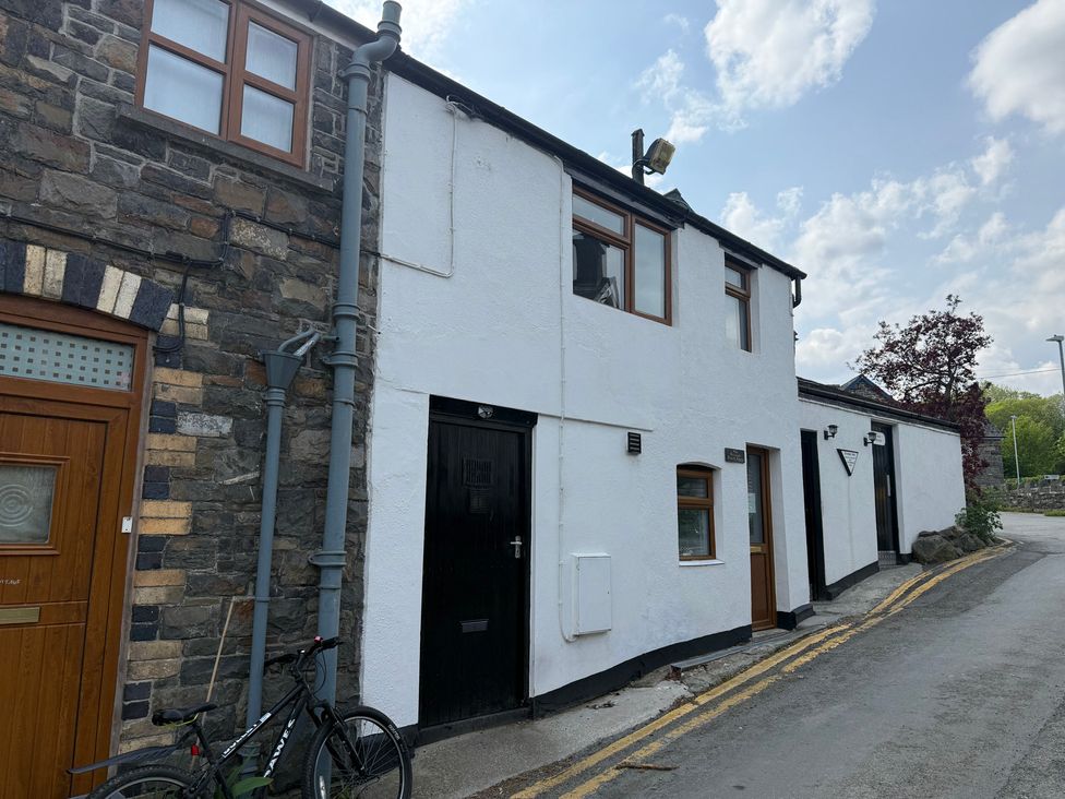 An exterior view of a building with windows and doors at Triangle Inn Coachhouse Rhayader