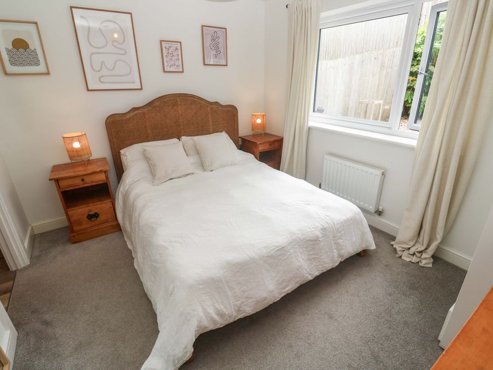 A bedroom with a bed and bedside tables at 6 Chapel Rock Close in Perranporth