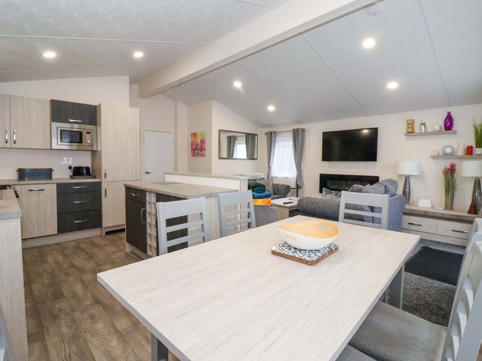 A kitchen with dining area and living space at Brighter Daze in Carnaby near Bridlington