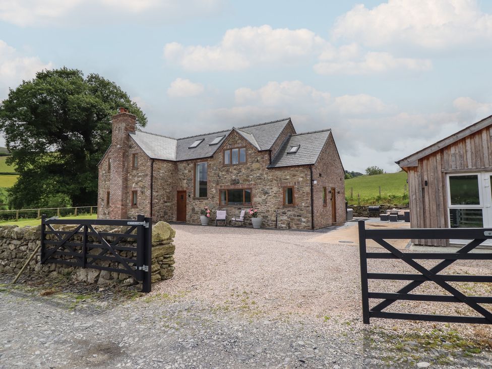 A house with a garden and gate at Cwmwr Penybontfawr