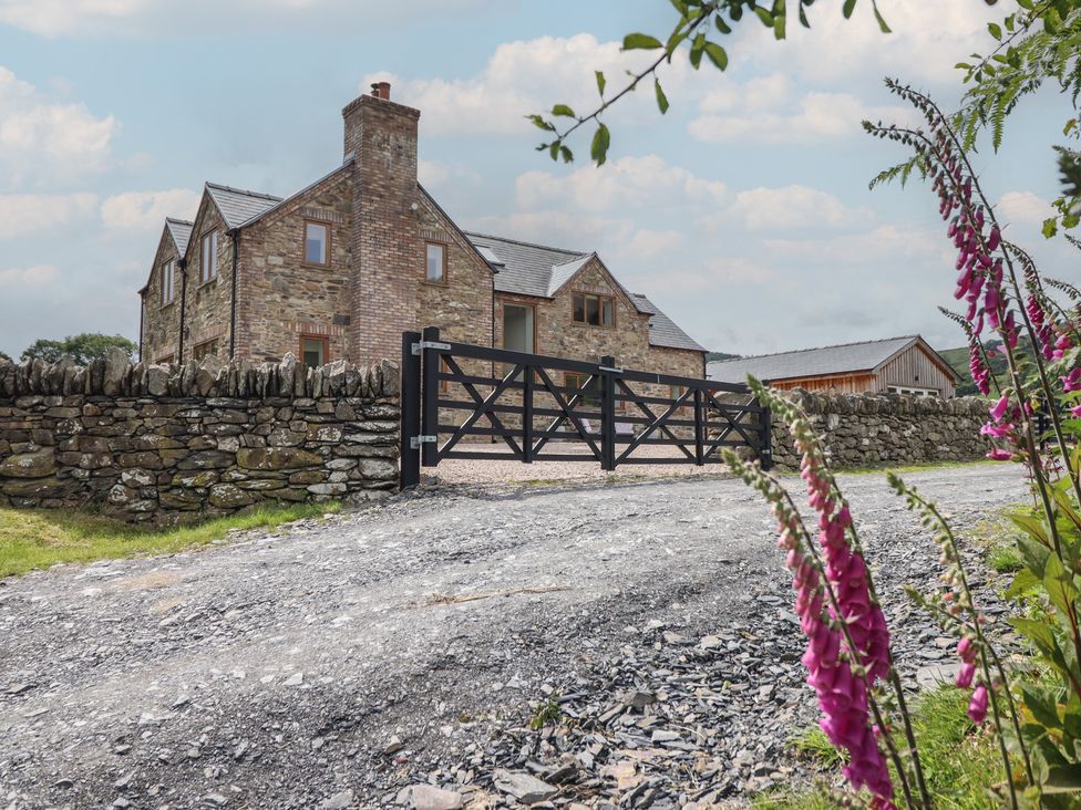 A house with a gate and stone wall at Cwmwr Penybontfawr