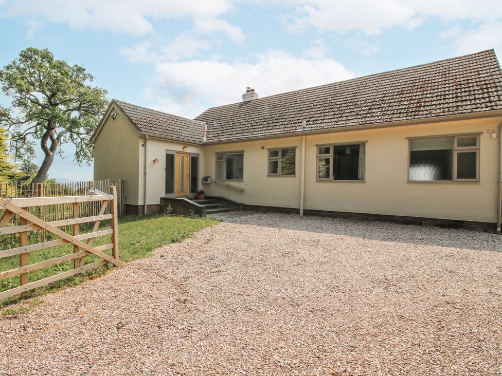 A house with a gravel driveway at Pear Tree Cottage in Church Pulverbatch near Dorrington