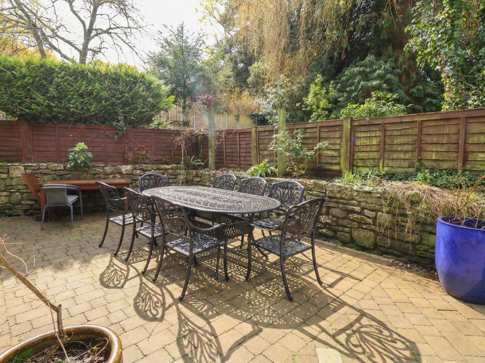 A garden with a dining table and chairs at The Grain Store in Weymouth