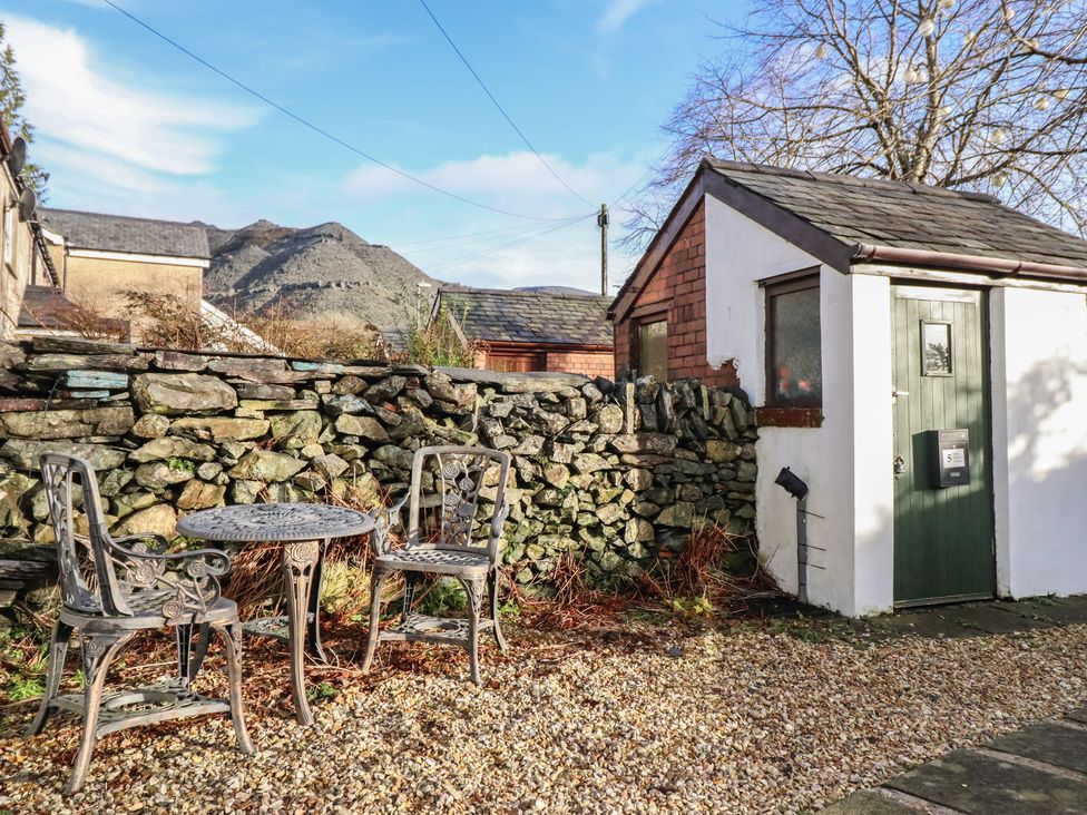 A table and chairs in a garden area at Bridgeway House in Blaenau Ffestiniog